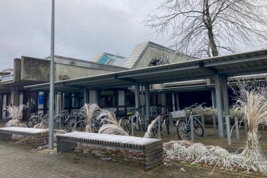 MUNİK, Almanya - 2 ARALIK 2024 Münih Garching Teknik Üniversitesi kampüsünde dondurucu sabah