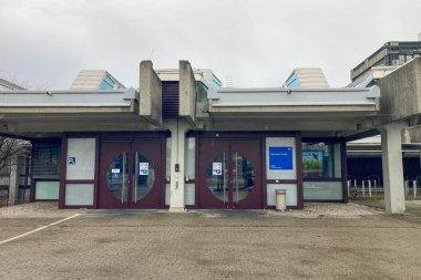 MUNİK, Almanya - 2 ARALIK 2024 Münih Garching Teknik Üniversitesi kampüsünde dondurucu sabah