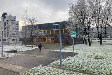 MUNİK, Almanya - 2 ARALIK 2024 Münih Garching Teknik Üniversitesi kampüsünde dondurucu sabah