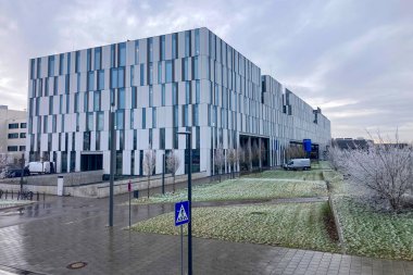 MUNİK, Almanya - 2 ARALIK 2024 Münih Garching Teknik Üniversitesi kampüsünde dondurucu sabah