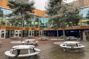 MUNİK, Almanya - 2 ARALIK 2024 Münih Garching Teknik Üniversitesi kampüsünde dondurucu sabah