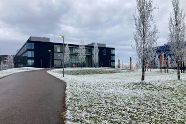 MUNİK, Almanya - 2 ARALIK 2024 Münih Garching Teknik Üniversitesi kampüsünde dondurucu sabah