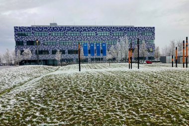 MUNİK, Almanya - 2 ARALIK 2024 Münih Garching Teknik Üniversitesi kampüsünde dondurucu sabah