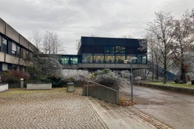 MUNİK, Almanya - 2 ARALIK 2024 Münih Garching Teknik Üniversitesi kampüsünde dondurucu sabah