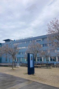 MUNİK, Almanya - 2 ARALIK 2024 Münih Garching Teknik Üniversitesi kampüsünde dondurucu sabah