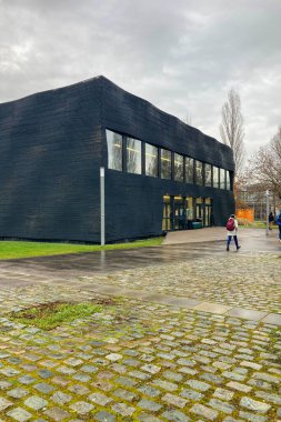 MUNİK, Almanya - 2 ARALIK 2024 Münih Garching Teknik Üniversitesi kampüsünde dondurucu sabah