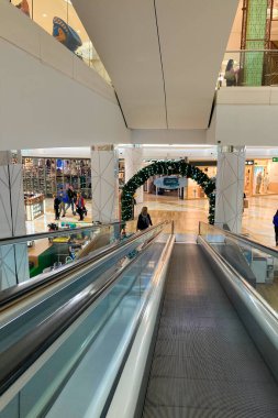 FUENGIROLA, İspanya - 14 ARALIK 2024 Şenlikli Noel ışıkları ve süslemeleri ile parıltılar, İspanya 'nın Fuengirola kentindeki Miramar alışveriş merkezinde büyülü bir tatil atmosferi yarattı