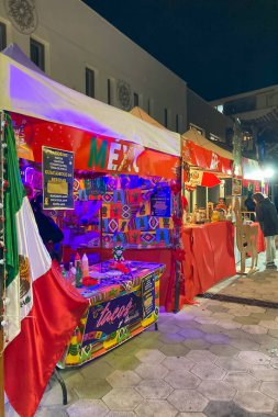 BENALMADENA, İspanya - 14 Aralık 2024: Benalmadena Noel yemek festivali farklı uluslar tarafından sunuluyor, büyülü bir tatil atmosferi yaratıyor