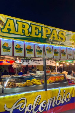 BENALMADENA, İspanya - 14 Aralık 2024: Benalmadena Noel yemek festivali farklı uluslar tarafından sunuluyor, büyülü bir tatil atmosferi yaratıyor