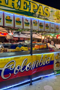 BENALMADENA, İspanya - 14 Aralık 2024: Benalmadena Noel yemek festivali farklı uluslar tarafından sunuluyor, büyülü bir tatil atmosferi yaratıyor