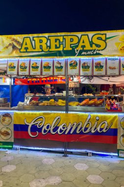 BENALMADENA, İspanya - 14 Aralık 2024: Benalmadena Noel yemek festivali farklı uluslar tarafından sunuluyor, büyülü bir tatil atmosferi yaratıyor