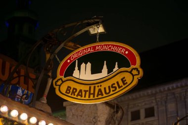 MUNİK, Almanya - 1 Aralık 2024: Almanya 'nın Münih şehrinin göbeğinde 1 Aralık 2024' te muhteşem Noel ışıkları ve fuarı