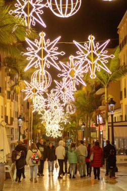 BENALMADENA, İspanya - 14 Aralık 2024: Benalmadena Noel ışıkları ve dekorasyonlarıyla parıldıyor, büyülü bir tatil atmosferi yaratıyor