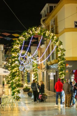 BENALMADENA, İspanya - 14 Aralık 2024: Benalmadena Noel ışıkları ve dekorasyonlarıyla parıldıyor, büyülü bir tatil atmosferi yaratıyor