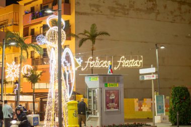 BENALMADENA, İspanya - 14 Aralık 2024: Benalmadena Noel ışıkları ve dekorasyonlarıyla parıldıyor, büyülü bir tatil atmosferi yaratıyor