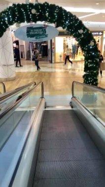 FUENGIROLA, İspanya - 14 ARALIK 2024 Şenlikli Noel ışıkları ve süslemeleri ile parıltılar, İspanya 'nın Fuengirola kentindeki Miramar alışveriş merkezinde büyülü bir tatil atmosferi yarattı