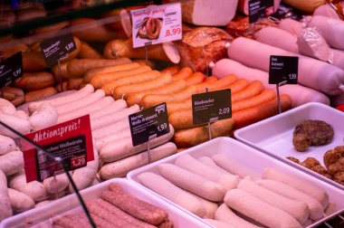 MUNICH, GERMANY - 2 Aralık 2024: Viktualienmarkt canlı bir Münih pazarıdır ve özellikle şehir merkezinde taze bitkiler, otlar, yerel uzmanlıklar ve kültürel cazibe sunmaktadır.