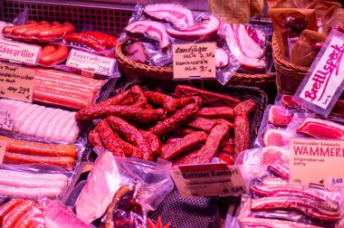 MUNICH, GERMANY - 2 Aralık 2024: Viktualienmarkt canlı bir Münih pazarıdır ve özellikle şehir merkezinde taze bitkiler, otlar, yerel uzmanlıklar ve kültürel cazibe sunmaktadır.