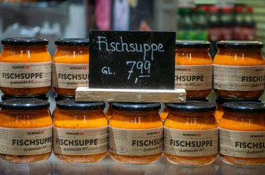 MUNICH, GERMANY - 2 Aralık 2024: Viktualienmarkt canlı bir Münih pazarıdır ve özellikle şehir merkezinde taze bitkiler, otlar, yerel uzmanlıklar ve kültürel cazibe sunmaktadır.