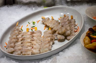 MUNICH, GERMANY - 2 Aralık 2024: Viktualienmarkt canlı bir Münih pazarıdır ve özellikle şehir merkezinde taze bitkiler, otlar, yerel uzmanlıklar ve kültürel cazibe sunmaktadır.