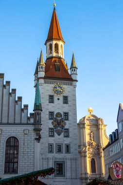 MÜZİK, GERMANE - 1 Aralık 2024: Münih, Almanya 'daki Eski Marienplatz Belediye Sarayı
