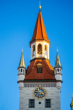 MÜZİK, GERMANE - 1 Aralık 2024: Münih, Almanya 'daki Eski Marienplatz Belediye Sarayı