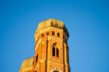 MÜZİK, GERMANY - 1 Aralık 2024: Frauenkirche Kilisesi 1 Aralık 2024 tarihinde Almanya 'nın Münih kentindeki Başpiskoposluk katedrali olarak hizmet vermektedir.