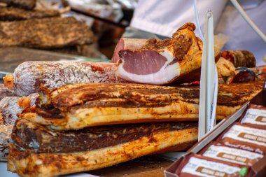 MALAGA, İspanya - 8 Aralık 2024: Noel gıda pazarı - Malaga, İspanya