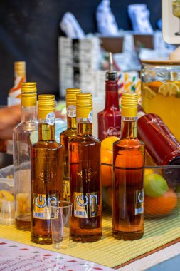 MALAGA, İspanya - 8 Aralık 2024: Noel gıda pazarı - Malaga, İspanya