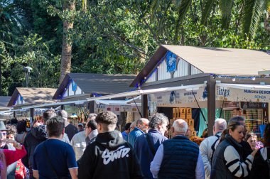 MALAGA, İspanya - 8 Aralık 2024: Noel gıda pazarı - Malaga, İspanya