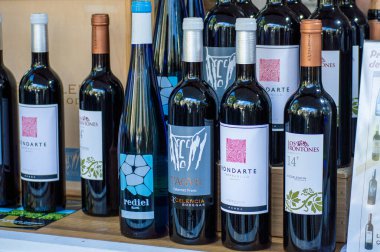 MALAGA, İspanya - 8 Aralık 2024: Noel gıda pazarı - Malaga, İspanya