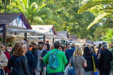 MALAGA, İspanya - 8 Aralık 2024: Noel gıda pazarı - Malaga, İspanya