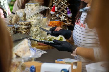 MALAGA, İspanya - 8 Aralık 2024: Noel gıda pazarı - Malaga, İspanya