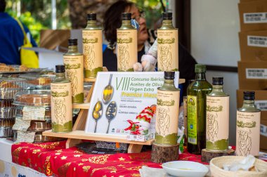 MALAGA, İspanya - 8 Aralık 2024: Noel gıda pazarı - Malaga, İspanya