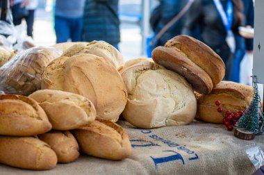 MALAGA, İspanya - 8 Aralık 2024: Noel gıda pazarı - Malaga, İspanya