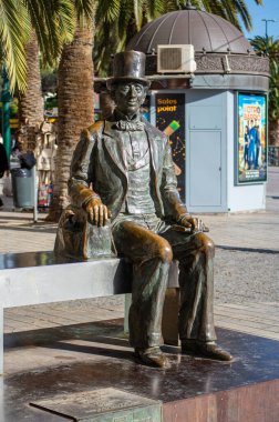 MALAGA, İspanya - 8 Aralık 2024: Malaga, İspanya 'da Hans Christian Andersen' in heykeli