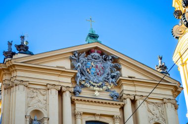 MUNİH, GERMANY - 2 Aralık 2024: Almanya 'nın Münih kentindeki Barok mimarisinde 17. yüzyılda inşa edilen Tiyatro Kilisesi (Theatinerkirche)