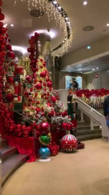 MALAGA, İspanya - 21 Aralık 2024 'te şehir merkezi büyüleyici Noel süslemeleriyle parlayarak İspanya' nın Malaga kentinde şenlikli bir harikalar diyarı yarattı.