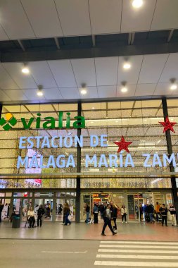 MALAGA, İspanya - 21 Aralık 2024 'te şehir merkezi büyüleyici Noel süslemeleriyle parlayarak İspanya' nın Malaga kentinde şenlikli bir harikalar diyarı yarattı.