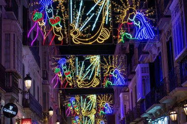 MALAGA, İspanya - 21 Aralık 2024 'te şehir merkezi büyüleyici Noel süslemeleriyle parlayarak İspanya' nın Malaga kentinde şenlikli bir harikalar diyarı yarattı.