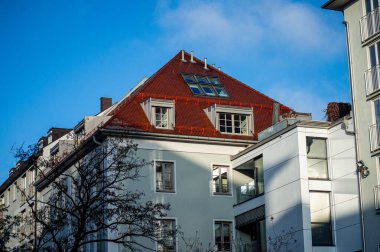 MÜZİK, Almanya - 2 ARALIK 2024 Münih 'teki sıcak yerleşim alanlarında sabah yürüyüşü