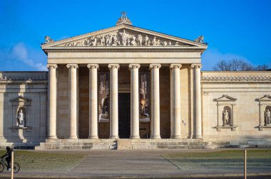 Glyptothek, Bavyera Kralı I. Ludwig tarafından Münih, Almanya 'daki Yunan ve Roma heykelleri koleksiyonunu barındırması için yaptırılan bir müzedir.