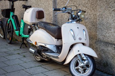 MÜZİK, Almanya - 2 ARALIK 2024 Münih 'teki sıcak yerleşim alanlarında sabah yürüyüşü