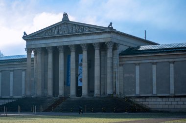 Glyptothek, Bavyera Kralı I. Ludwig tarafından Münih, Almanya 'daki Yunan ve Roma heykelleri koleksiyonunu barındırması için yaptırılan bir müzedir.