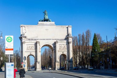 MÜZİK, GERMANY - 1 Aralık 2024: Zafer Kapısı (The Siegestor), Almanya 'nın Münih kentinde bir aslan-quadriga ile Bavyera heykeli ile taçlandırılmış üç kemerli bir anıttır.