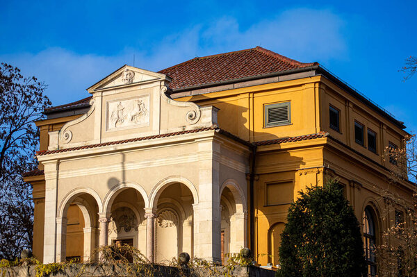 МЮНХЕН, ГЕРМАНИЯ - 2 ДЕКАБРЯ 2024 г.: Утренняя прогулка по уютным жилым районам Мюнхена, Германия