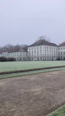 MUNİH, GERMANY - 1 Aralık 2024 Nymphenburg Sarayı 'nda (Schloss Nymphenburg) sabah sisi, Almanya' nın Münih kentinde Wittelsbach Hanedanı 'nın ana yazlık ikametgahı olarak hizmet veren Barok Sarayı.