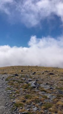 Bulutlu dağların üzerinden Mulhacen Tepesi 'ne, Sierra Nevada Ulusal Parkı' na, Endülüs 'e, İspanya' ya