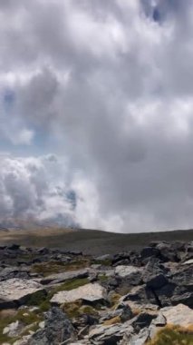 Bulutlu dağların üzerinden Mulhacen Tepesi 'ne, Sierra Nevada Ulusal Parkı' na, Endülüs 'e, İspanya' ya