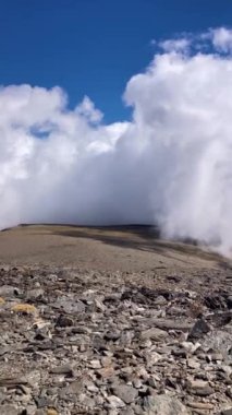 Bulutlu dağların üzerinden Mulhacen Tepesi 'ne, Sierra Nevada Ulusal Parkı' na, Endülüs 'e, İspanya' ya